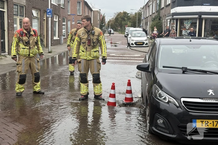 Geparkeerde auto zakt in sinkhole door leidingbreuk