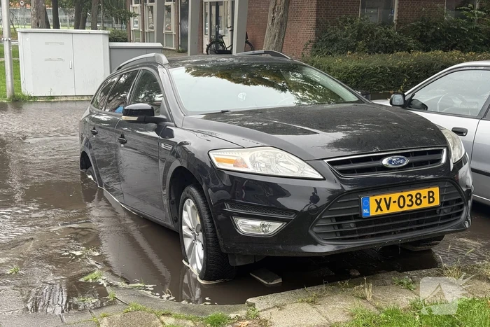 Geparkeerde auto zakt in sinkhole door leidingbreuk