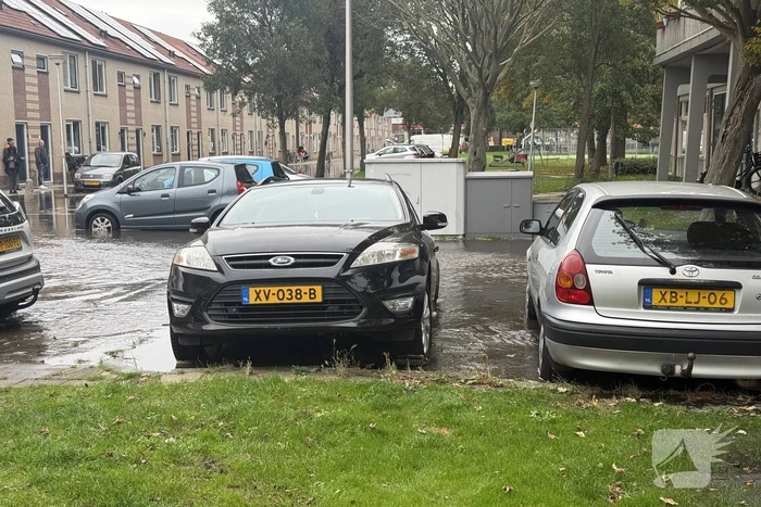 Geparkeerde auto zakt in sinkhole door leidingbreuk
