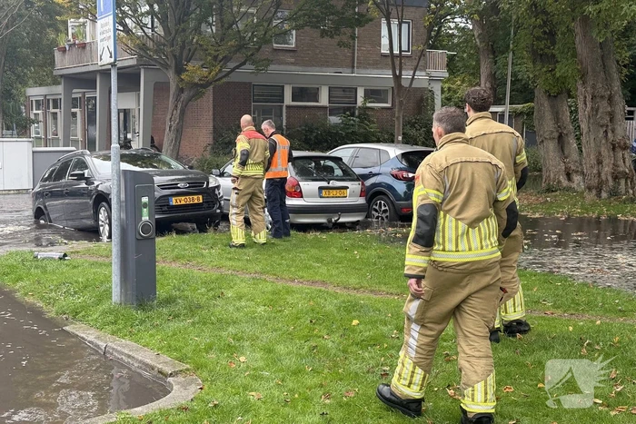 Geparkeerde auto zakt in sinkhole door leidingbreuk