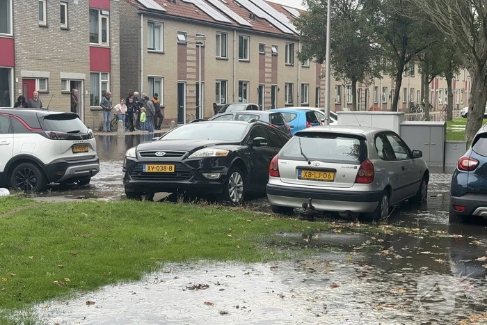 Geparkeerde auto zakt in sinkhole door leidingbreuk