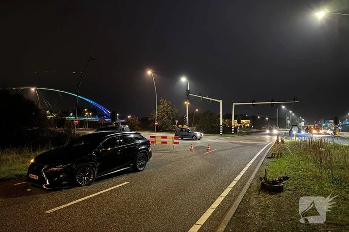 Auto verliest wiel door forse aanrijding