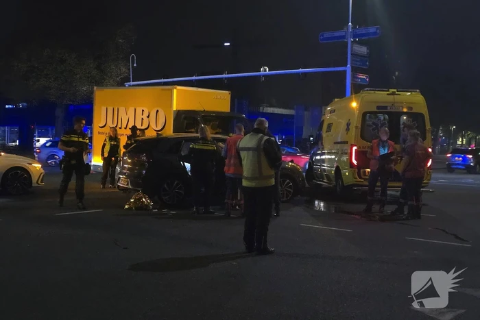 Botsing tussen auto en bus