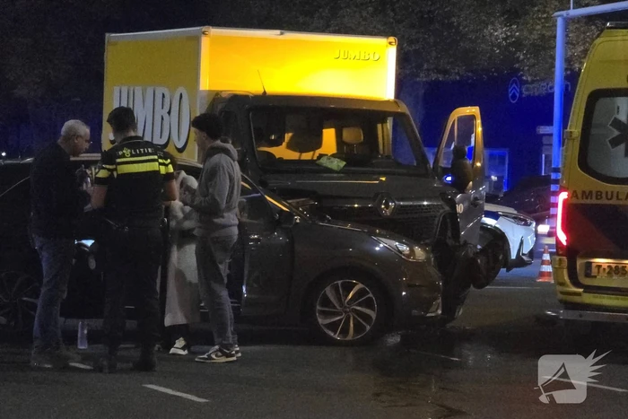 Botsing tussen auto en bus