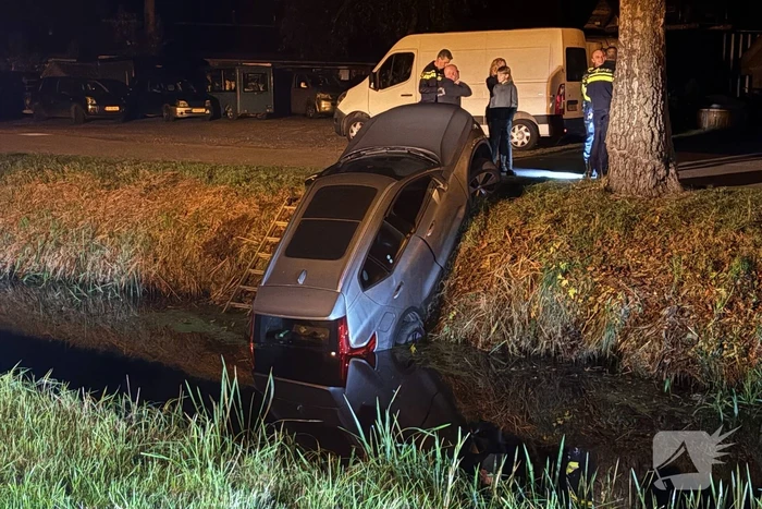 Auto belandt in sloot