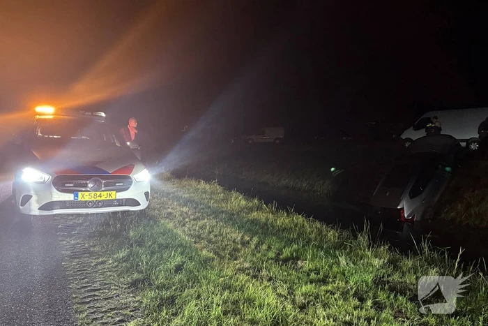 Auto belandt in sloot