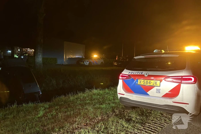 Auto belandt in sloot