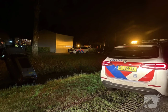 Auto belandt in sloot