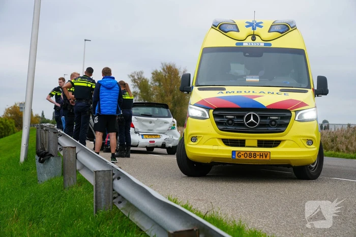 Auto fors ingedeukt bij kop-staartbotsing