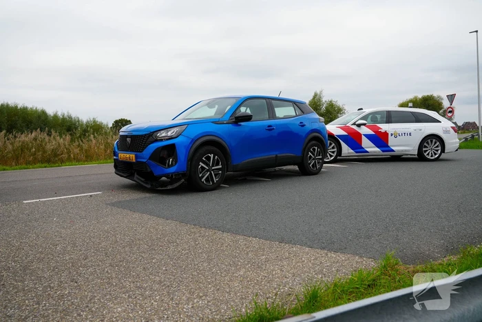 Auto fors ingedeukt bij kop-staartbotsing