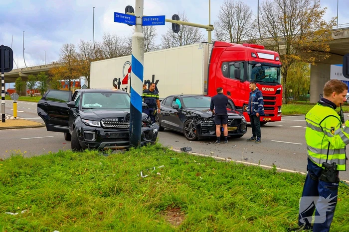 Botsing tussen twee auto's leidt tot schade