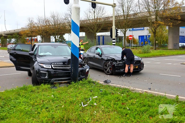 Botsing tussen twee auto's leidt tot schade