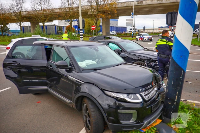 Botsing tussen twee auto's leidt tot schade