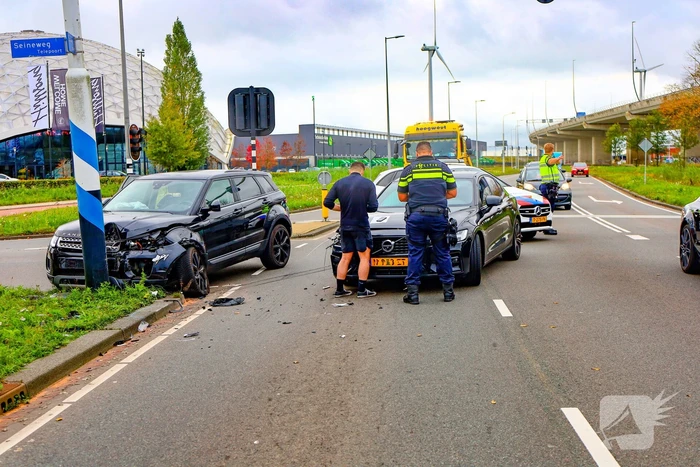Botsing tussen twee auto's leidt tot schade