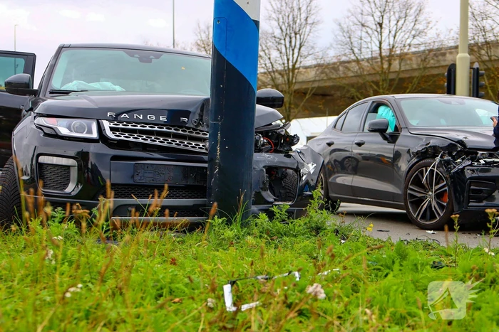 Botsing tussen twee auto's leidt tot schade