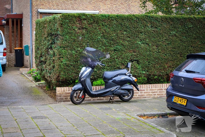 Scooterrijdster geschept door automobilist