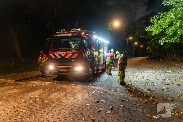 Brandweer blust brand in prullenbak