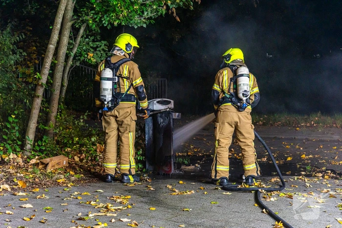 Brandweer blust brand in prullenbak