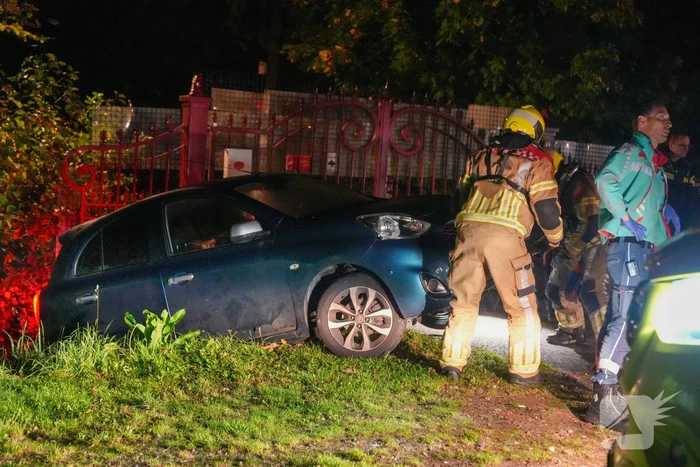 Brandweer haalt persoon uit te water geraakt voertuig