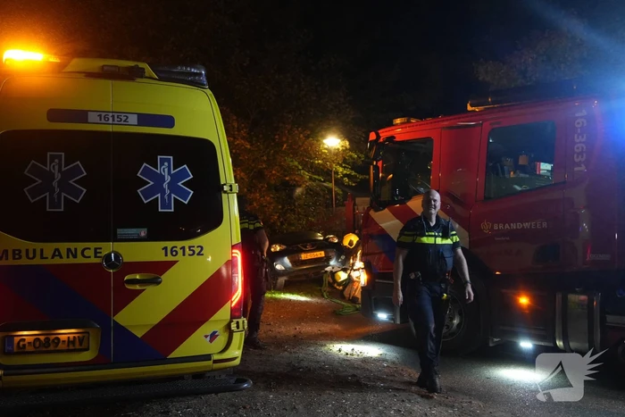 Brandweer haalt persoon uit te water geraakt voertuig