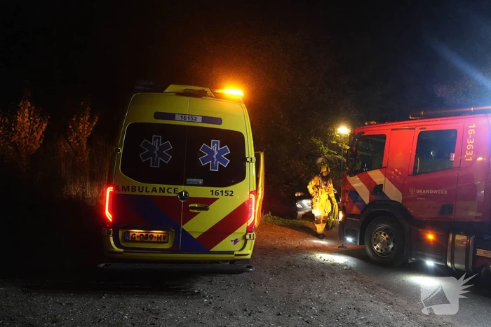 Brandweer haalt persoon uit te water geraakt voertuig