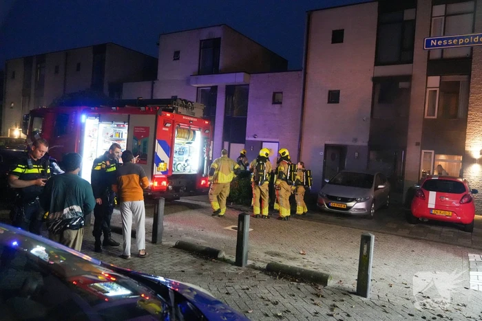 Brandweer ventileert woning na brand in meterkast