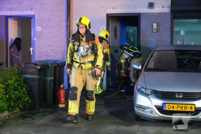 Brandweer ventileert woning na brand in meterkast