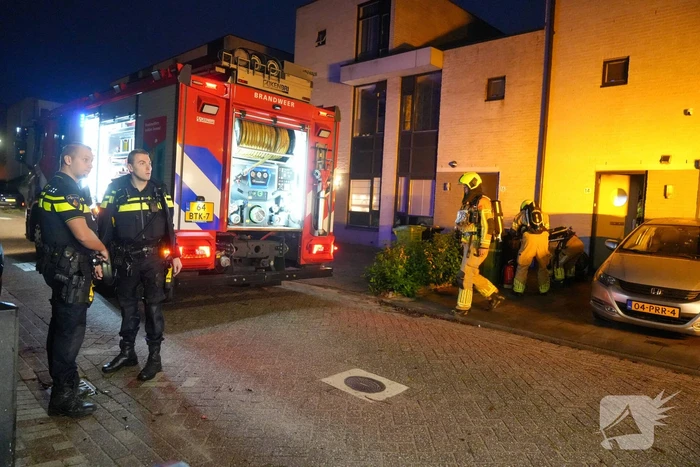 Brandweer ventileert woning na brand in meterkast