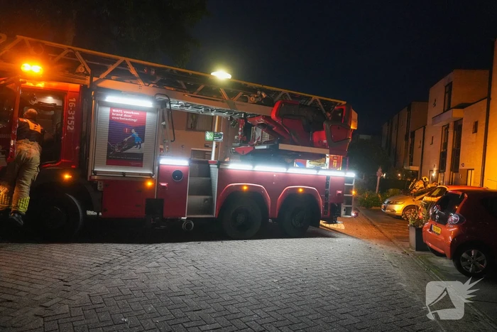 Brandweer ventileert woning na brand in meterkast