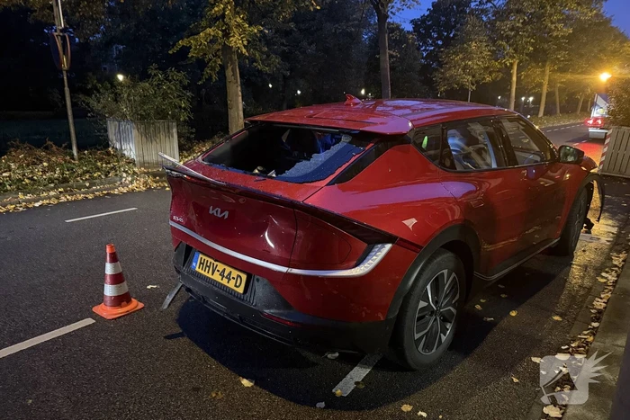 Automobilist crasht tegen twee woningen
