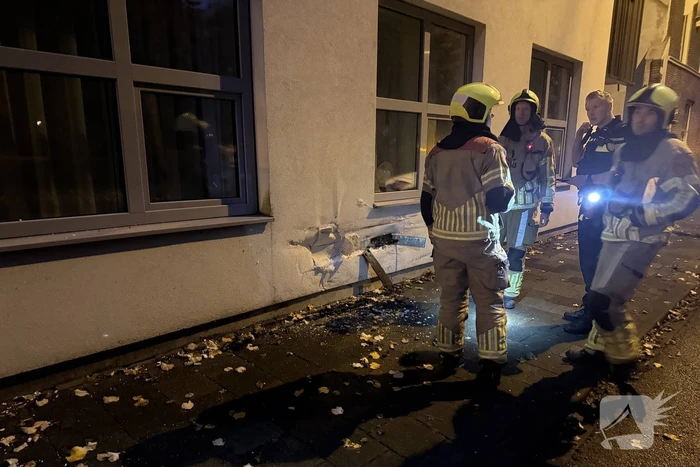 Automobilist crasht tegen twee woningen