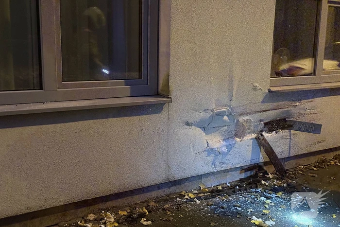 Automobilist crasht tegen twee woningen