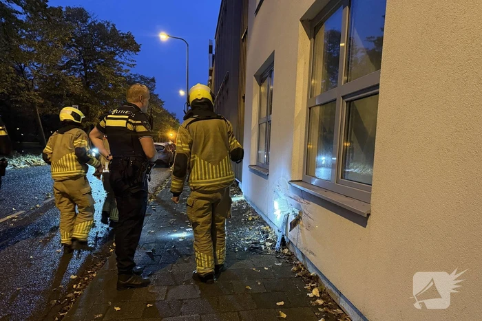 Automobilist crasht tegen twee woningen
