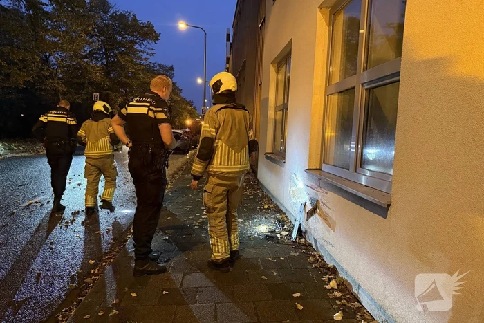 Automobilist crasht tegen twee woningen
