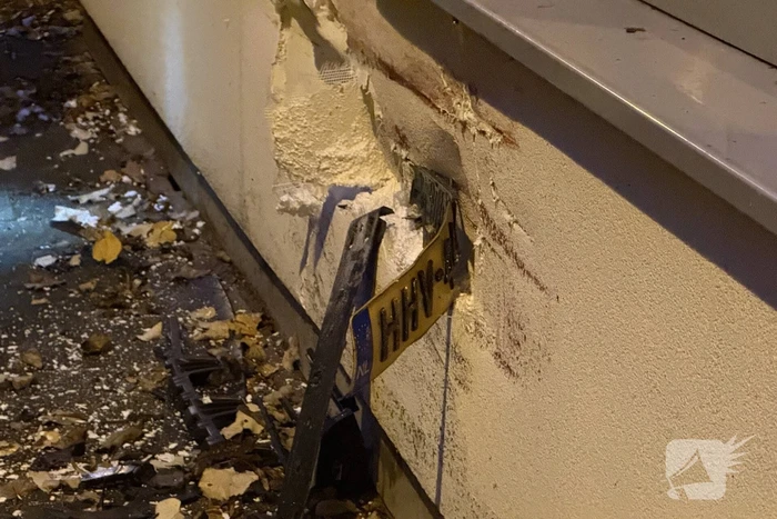 Automobilist crasht tegen twee woningen