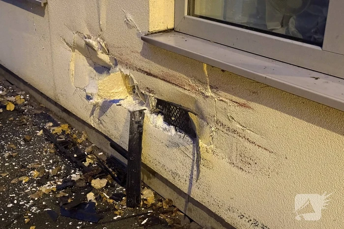 Automobilist crasht tegen twee woningen