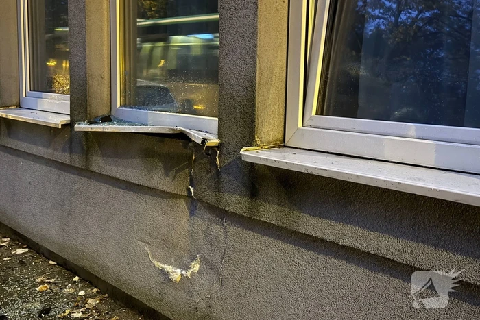 Automobilist crasht tegen twee woningen