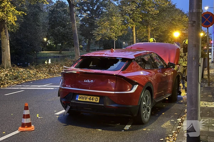 Automobilist crasht tegen twee woningen