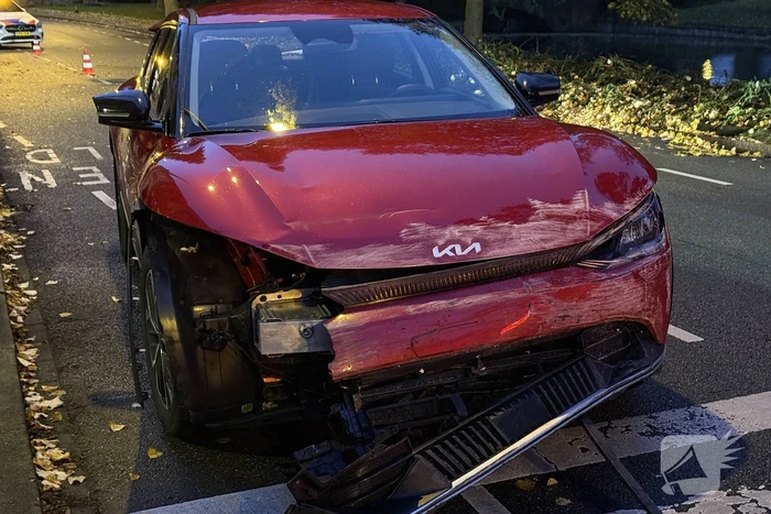 Automobilist crasht tegen twee woningen