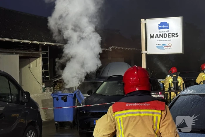 Brand in autobedrijf snel onder controle