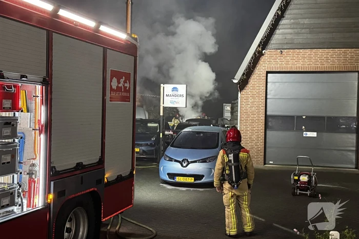 Brand in autobedrijf snel onder controle