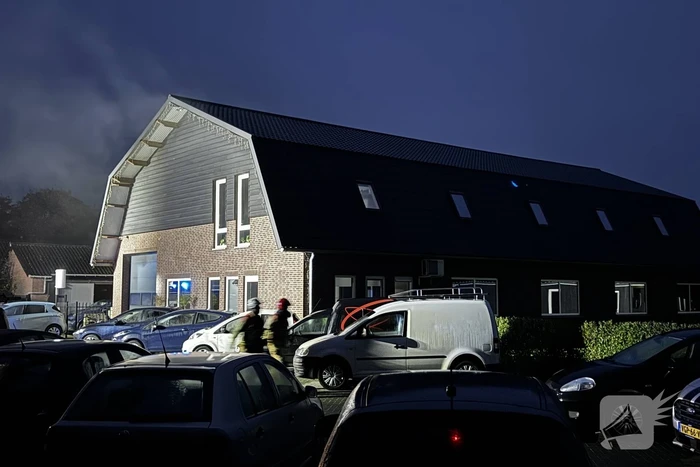 Brand in autobedrijf snel onder controle