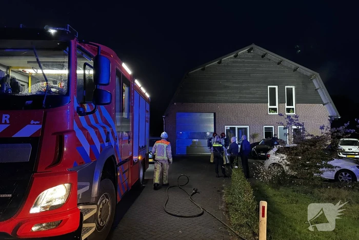 Brand in autobedrijf snel onder controle