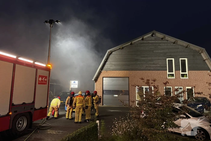 Brand in autobedrijf snel onder controle
