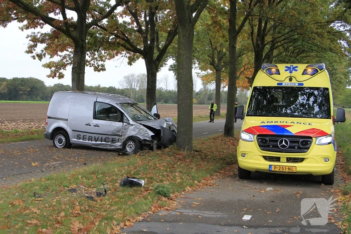 Bestelbus botst tegen boom