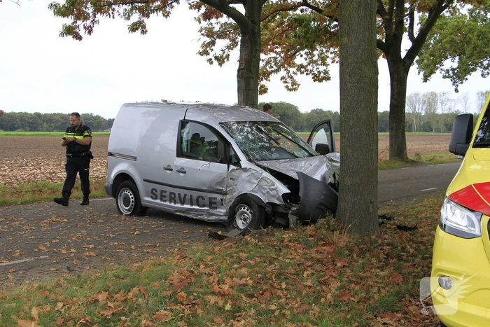 Bestelbus botst tegen boom