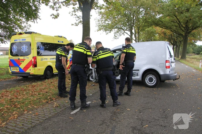 Bestelbus botst tegen boom