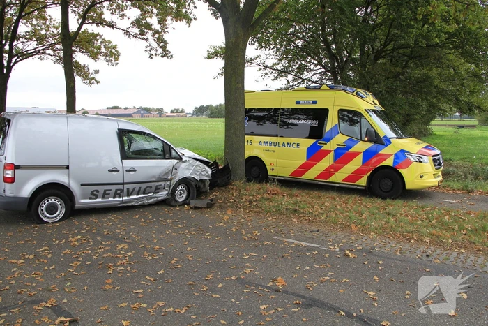 Bestelbus botst tegen boom