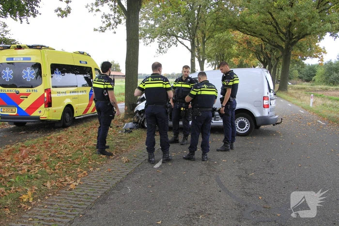Bestelbus botst tegen boom