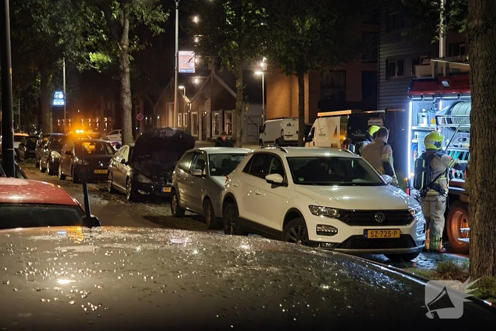 Auto in brand tijdens vroege ochtend